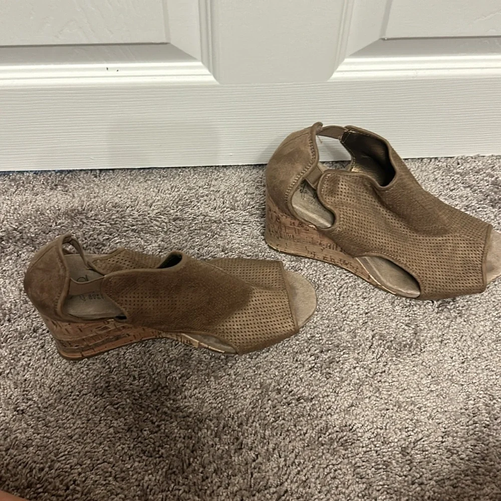 Life Stride brown wedges